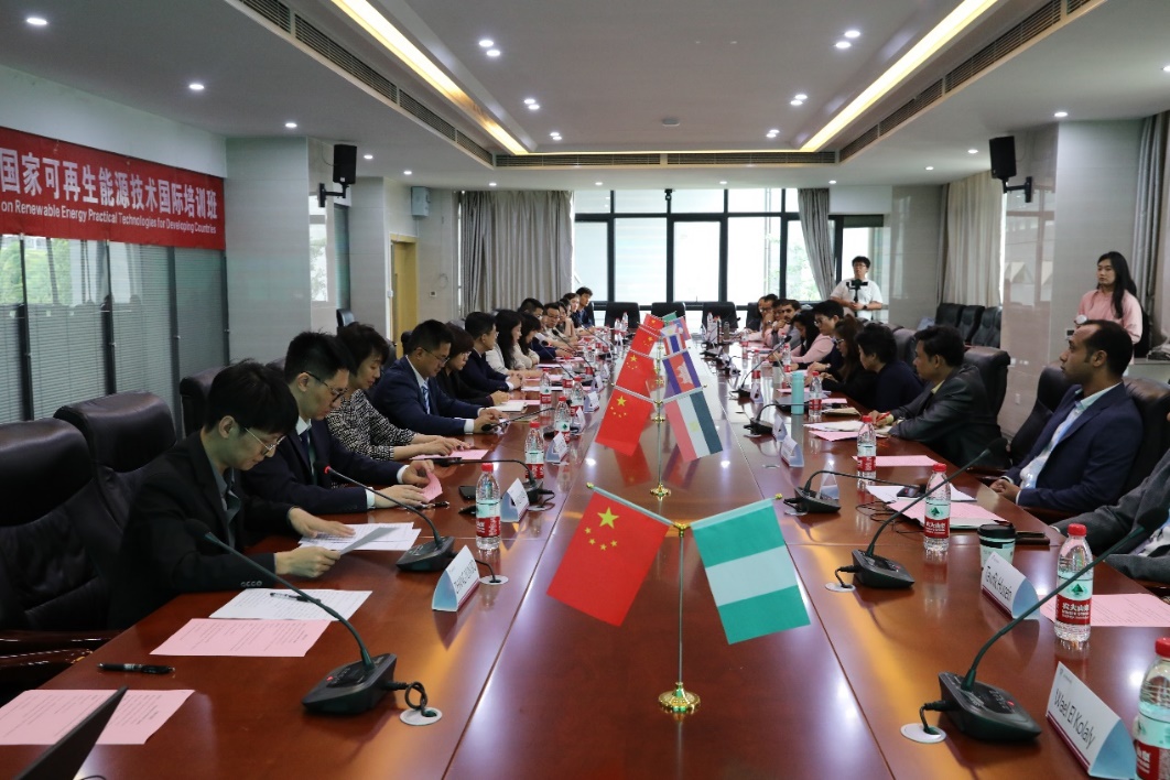 会议室里的人们描述已自动生成